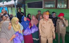 PUPR Kalsel Salurkan Sembako untuk Warga Terdampak Banjir Melalui Posko BPBD HSU