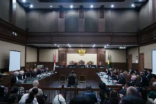 Objektivitas Ahli A de Charge dipertanyakan Karena Hubungan Keluarga dengan Salah Satu PH Terdakwa 