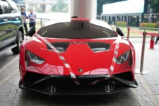 Supercar Lamborghini Huracan Sengaja dibuang ke Parit. 
