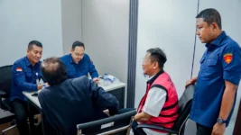 Tersangka Perkara Penyimpangan dalam Pengelolaan Pertambangan PT AKT Kalteng diserahkan Ke Tim Penuntut Umum Kejari Jakpus 