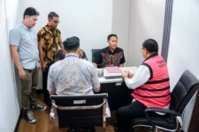 Kasus Korupsi Ekspor CPO Penyidik JAM PIDSUS Serahkan Tersangka YHF dan Barang Bukti Perkara Perintangan 