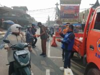 Kualitas Udara Padang Panjang Menurun Akibat Karhutla, BPBD Kesbangpol Bagikan Masker