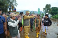 Tinjau langsung Penanganan Bencana Banjir Bandang Di Solok,Mahyeldi Fokuskan Percepatan Penanganan dan Pendataan Fisik dan Korban