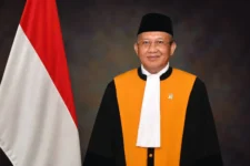 Perang Argumentasi di Luar Ruang Sidang