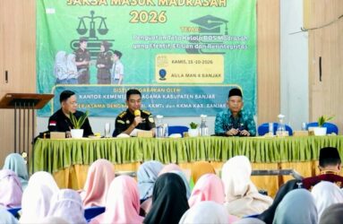 Penerangan Hukum di MAN 4 Banjar, Kasi Penkum Kejati Kalsel Sampaikan Materi Pembinaan untuk Pengelola BOS 
